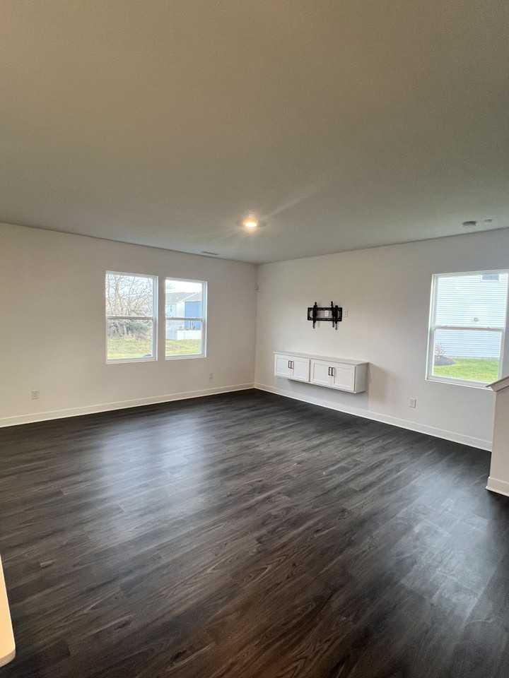 989 Kensington Dr #NA - Photo 3 of 16