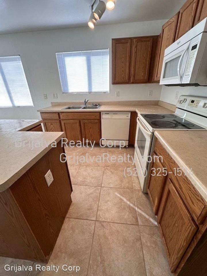 729 W Flaming Arrow Dr - Photo 3 of 13