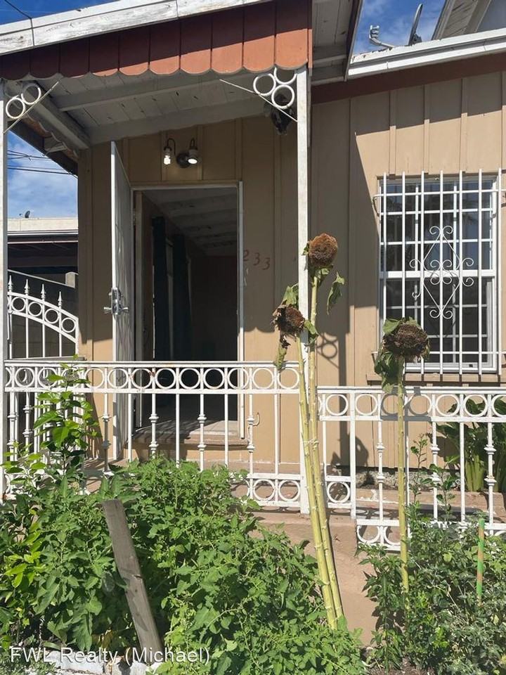 231 N Catalina St Apartments in Wilshire Center Koreatown, Los