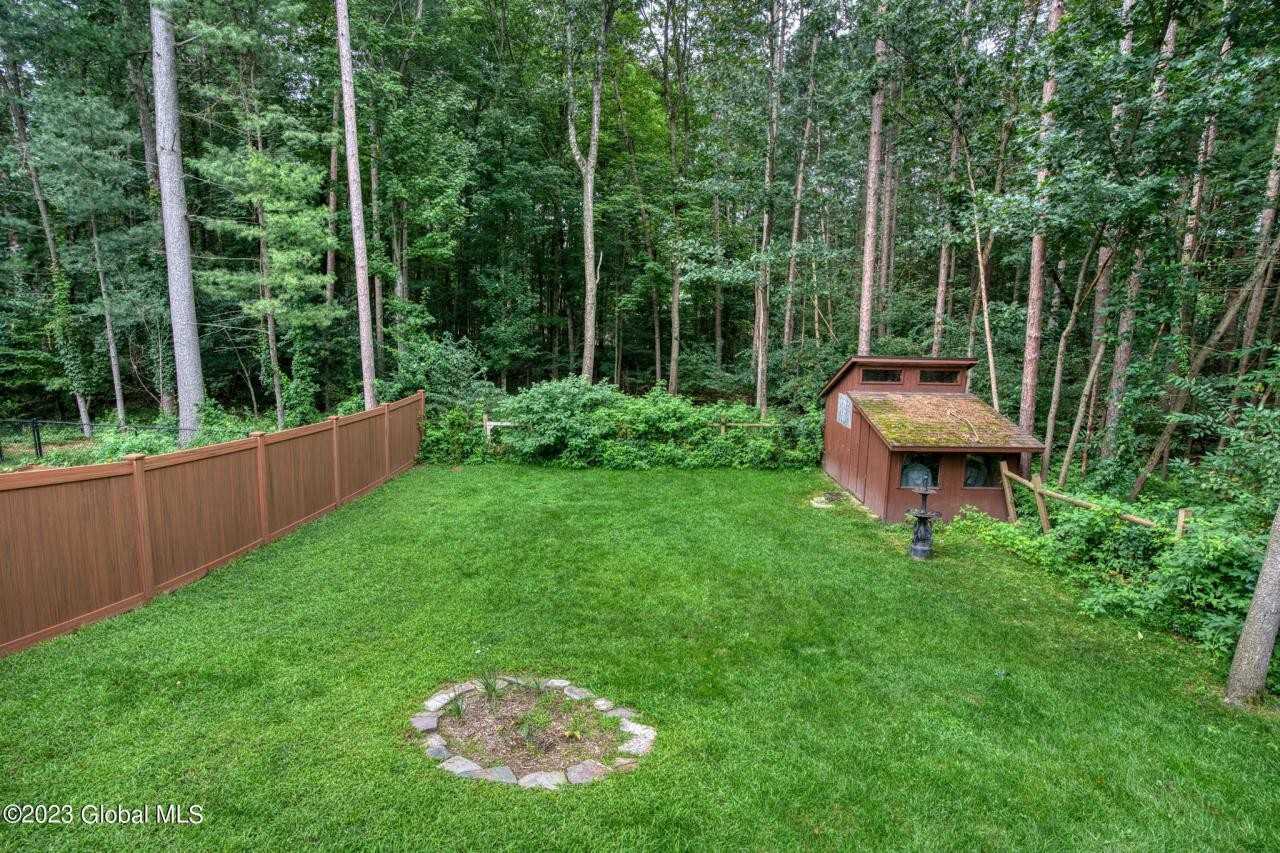 131 Thimbleberry Rd - Photo 2 of 26