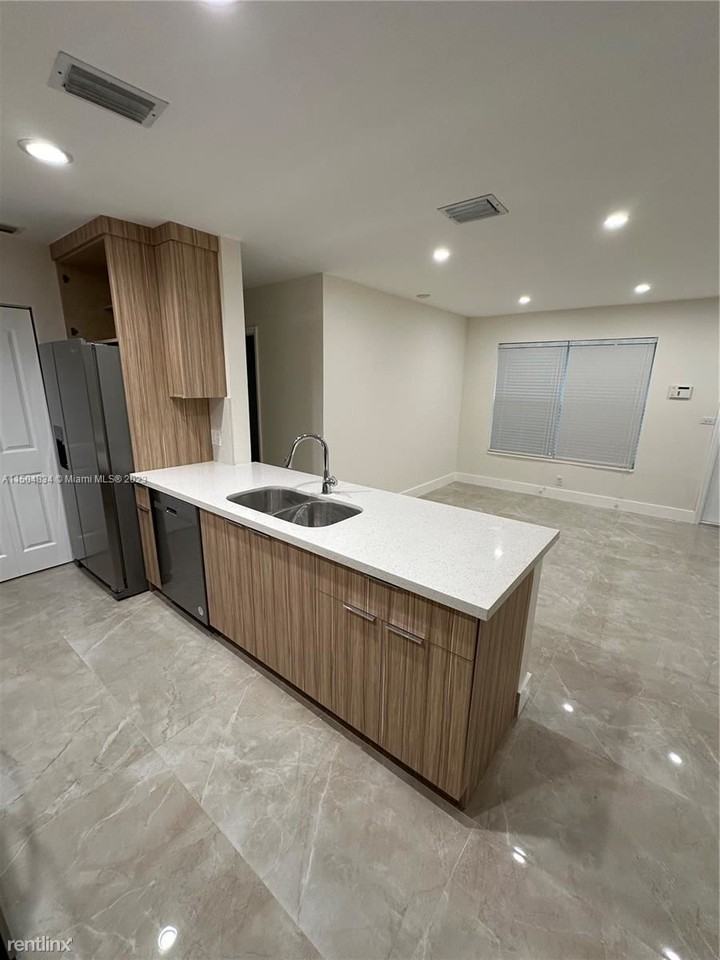 611 N 69th Way #611 - Photo 3 of 11