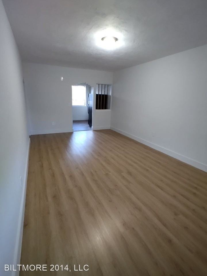 600 SW 9 AVE - Photo 3 of 10