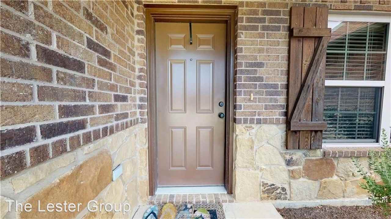 412 Deacon Dr - Photo 2 of 10
