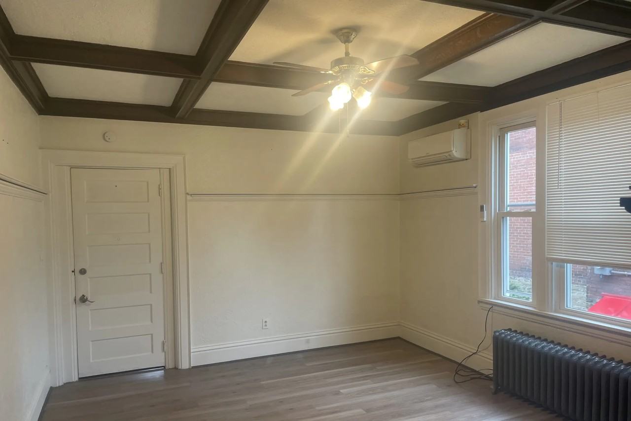 208 W College St - Photo 2 of 6