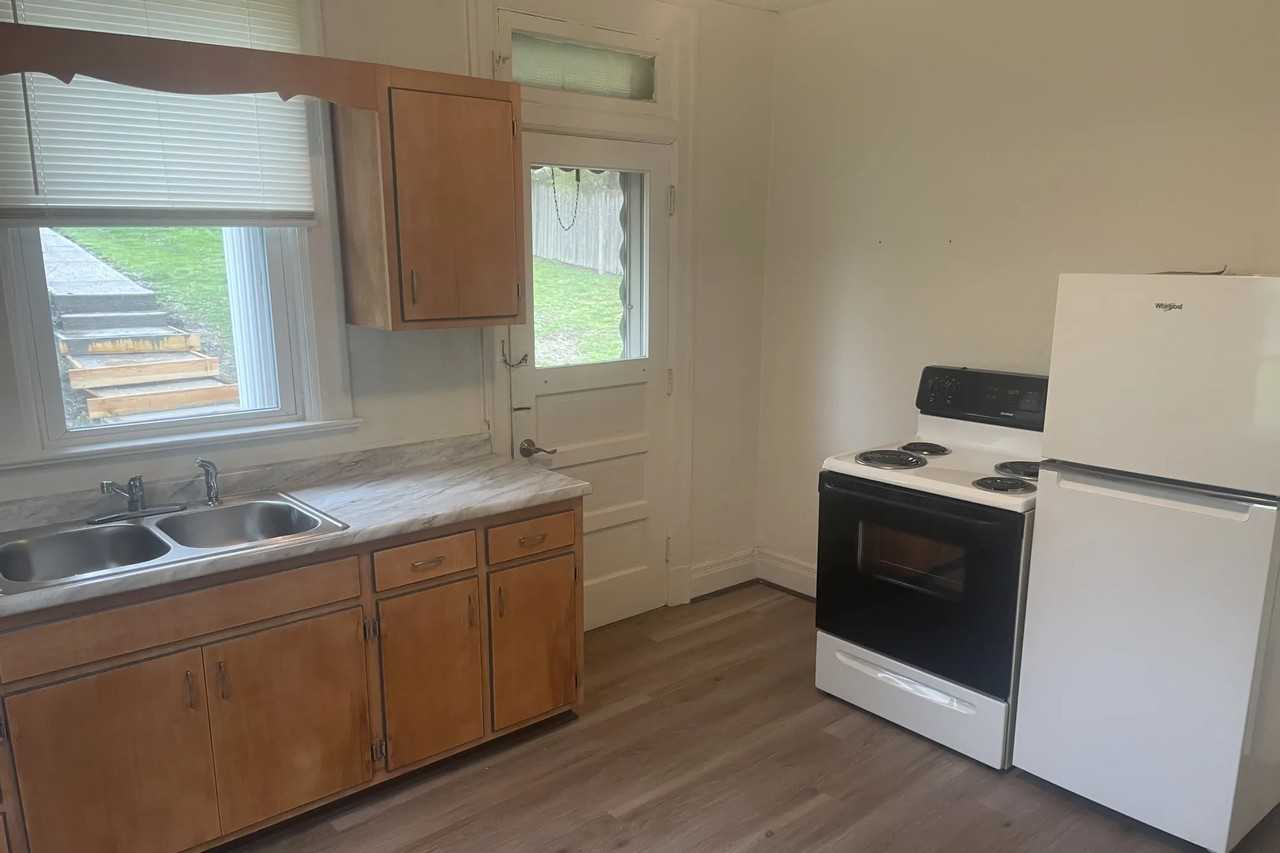 208 W College St - Photo 3 of 6