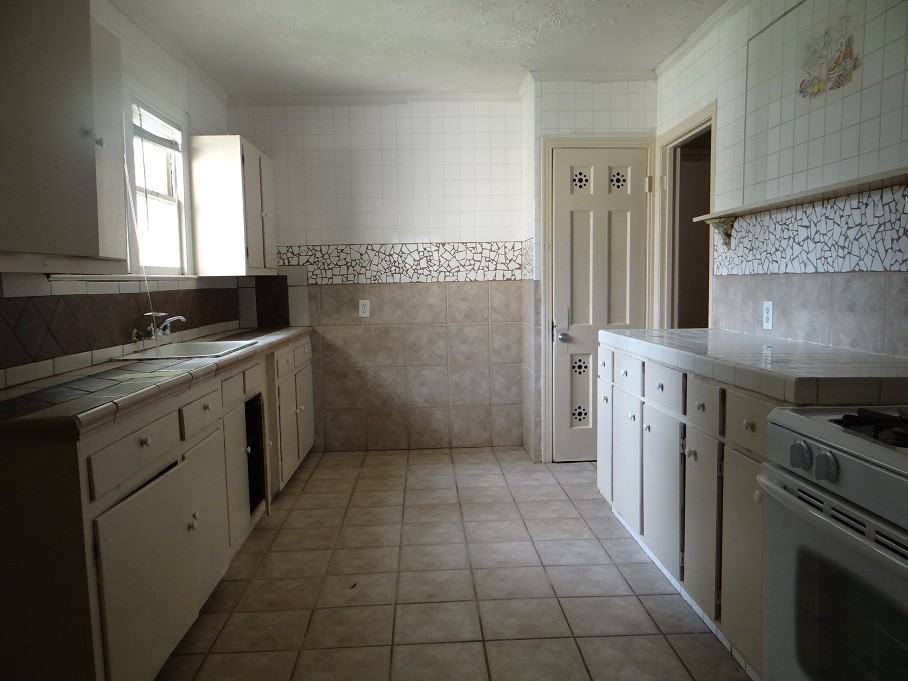 2290 Gladys St - Photo 3 of 9