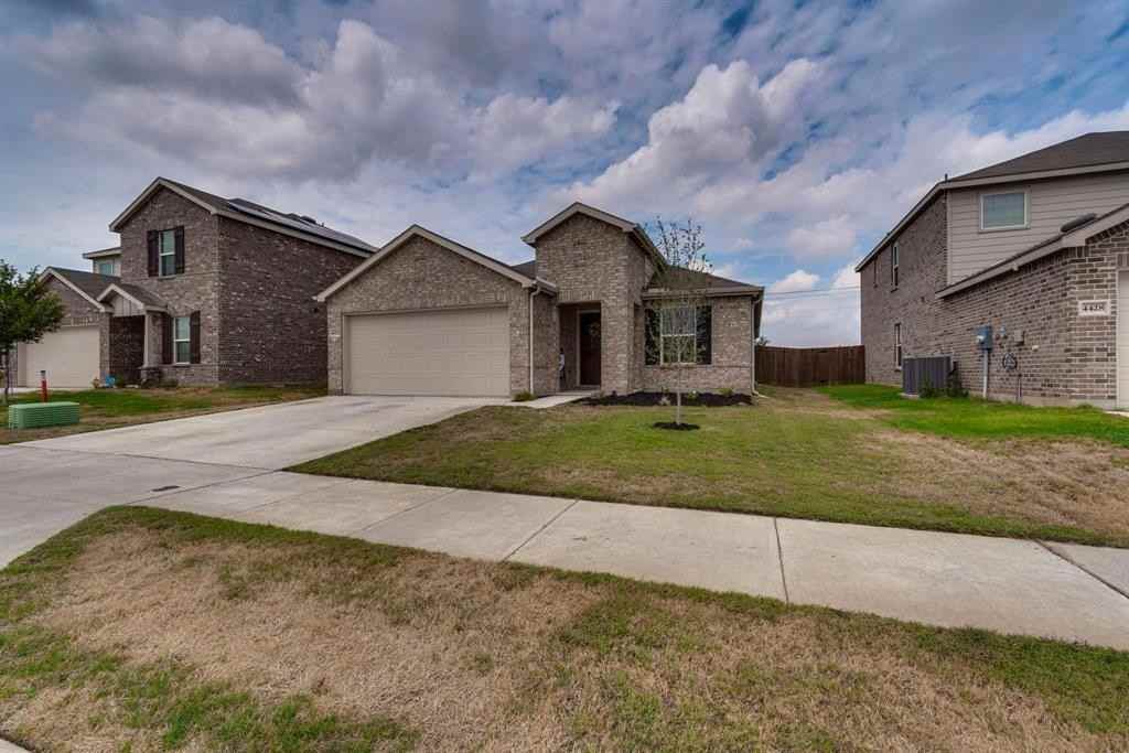 4432 Sagecroft Rd - Photo 2 of 40