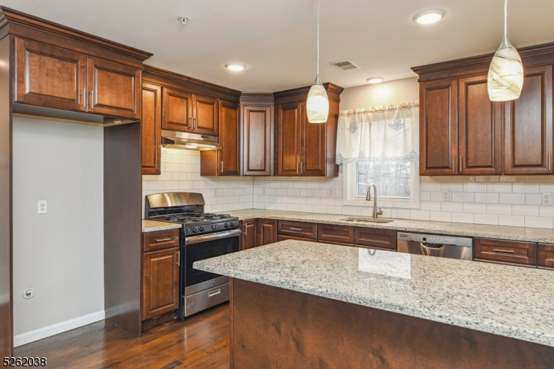 33 Garibaldi Ave #2 - Photo 2 of 5