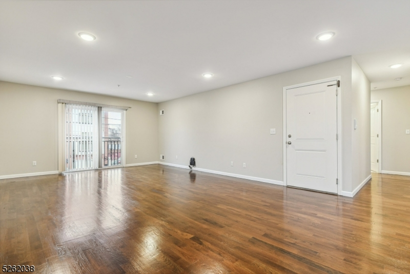 33 Garibaldi Ave #2 - Photo 3 of 5