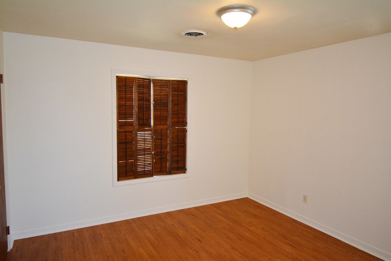 908 East Stone Street #1 - Photo 3 of 24