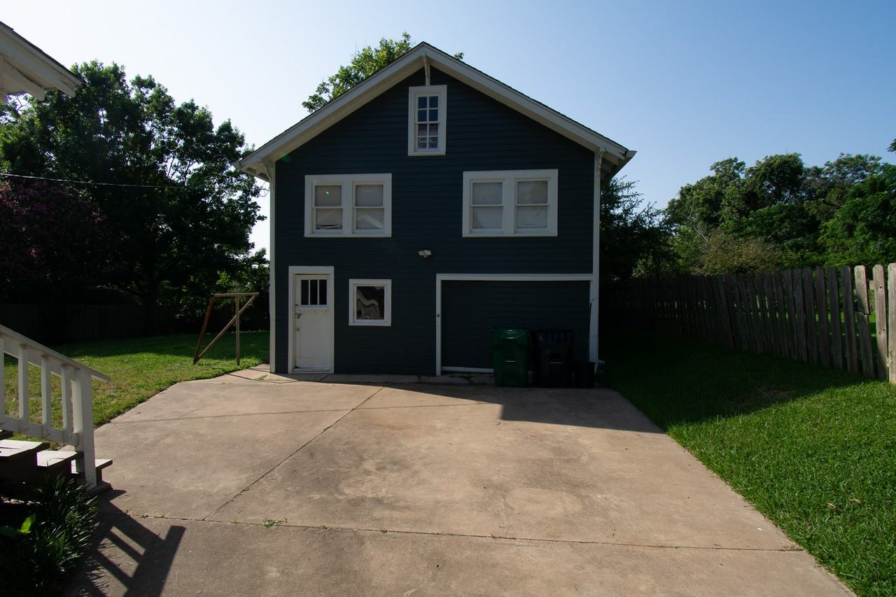 306 W Bryan St #1 - Photo 2 of 21