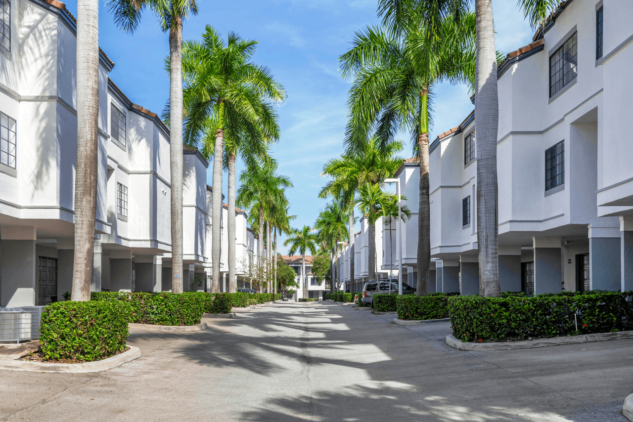 Promenade at Aventura Apartments - Photo 6 of 50