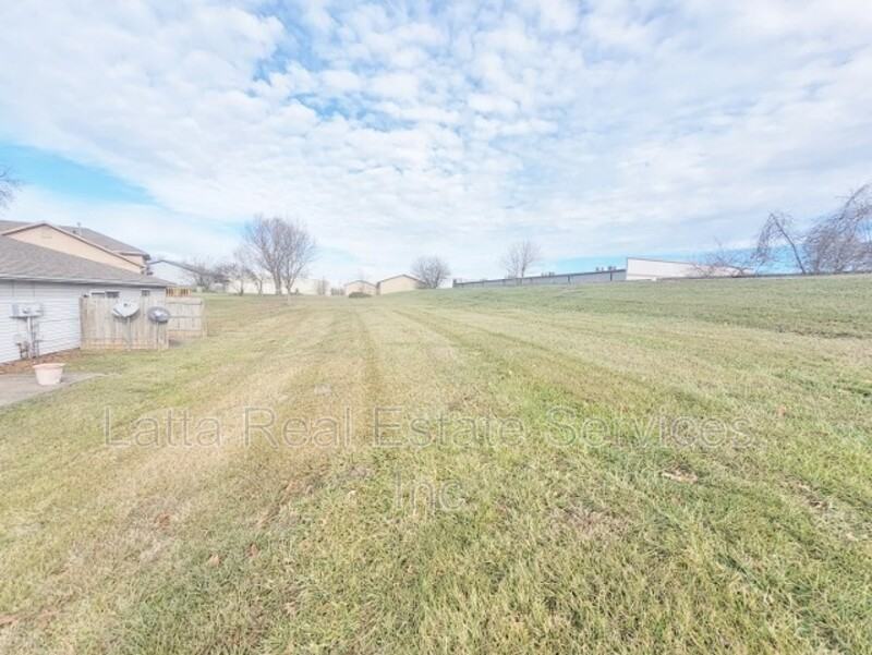 909 Southview Ter - Photo 3 of 11