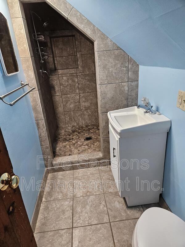 38 Monroe St - Photo 4 of 11