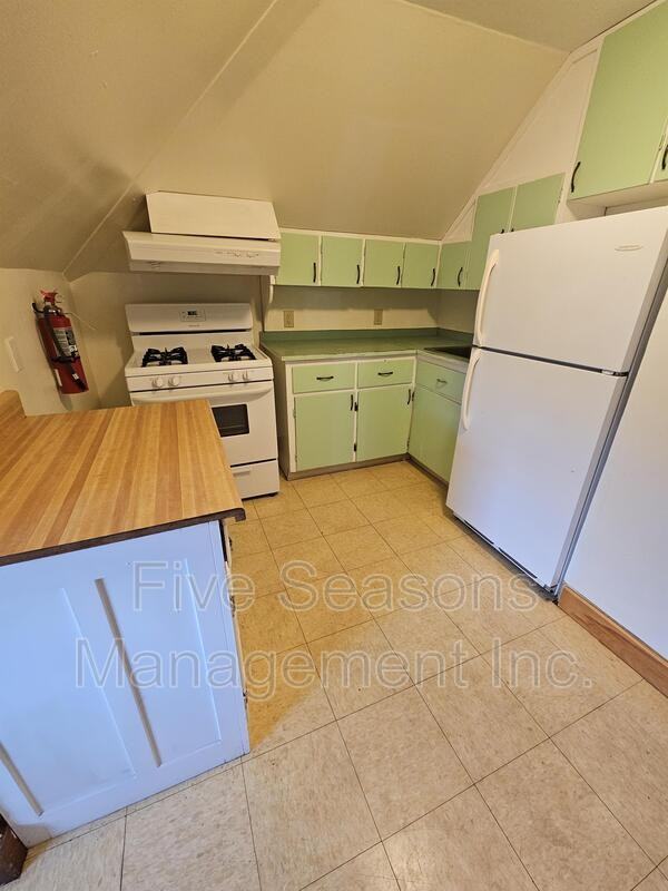 38 Monroe St - Photo 6 of 11