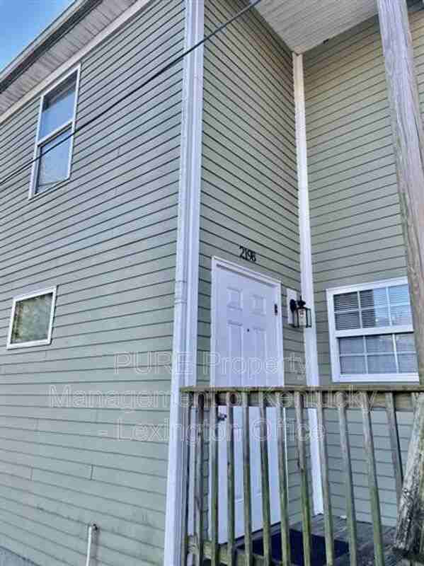 219 W Fourth St #B - Photo 3 of 11