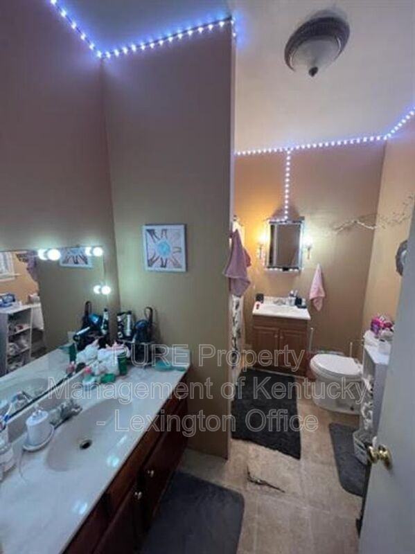 444 N Broadway - Photo 5 of 10