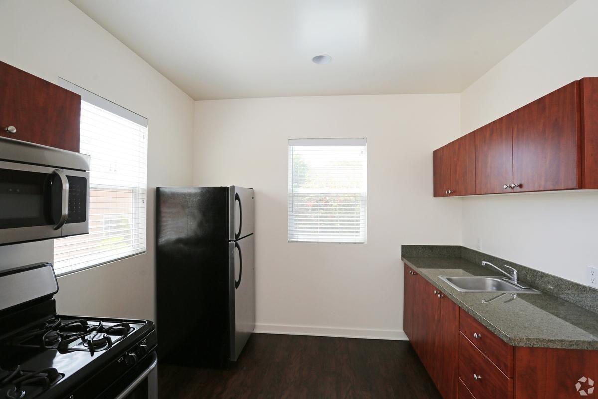 6212 La Mirada Ave - Photo 5 of 36