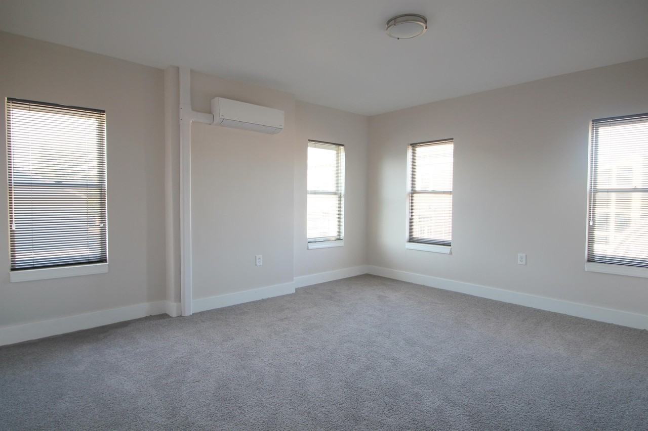 301 Perry St #D - Photo 2 of 4