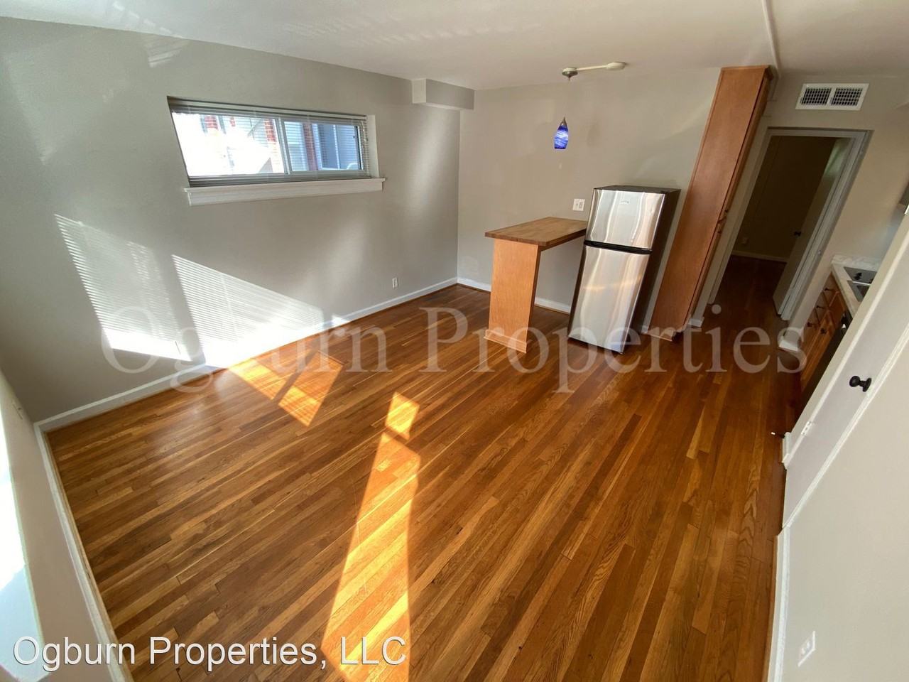 QUEEN AND LOCKLAND APTS - Photo 2 of 5