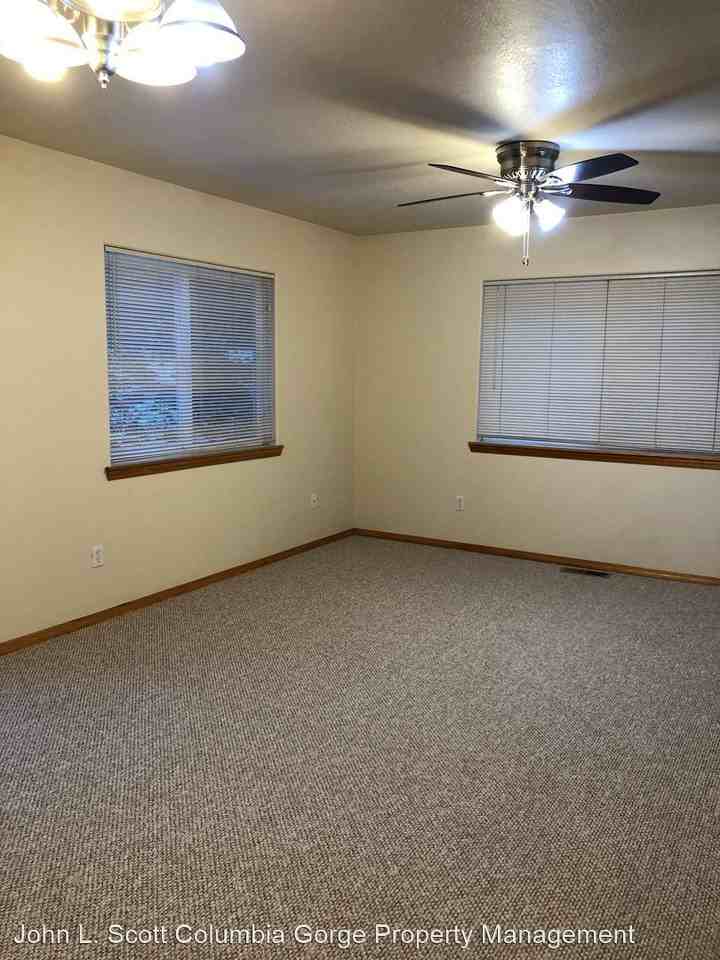 419/421 Max Place - Photo 3 of 5