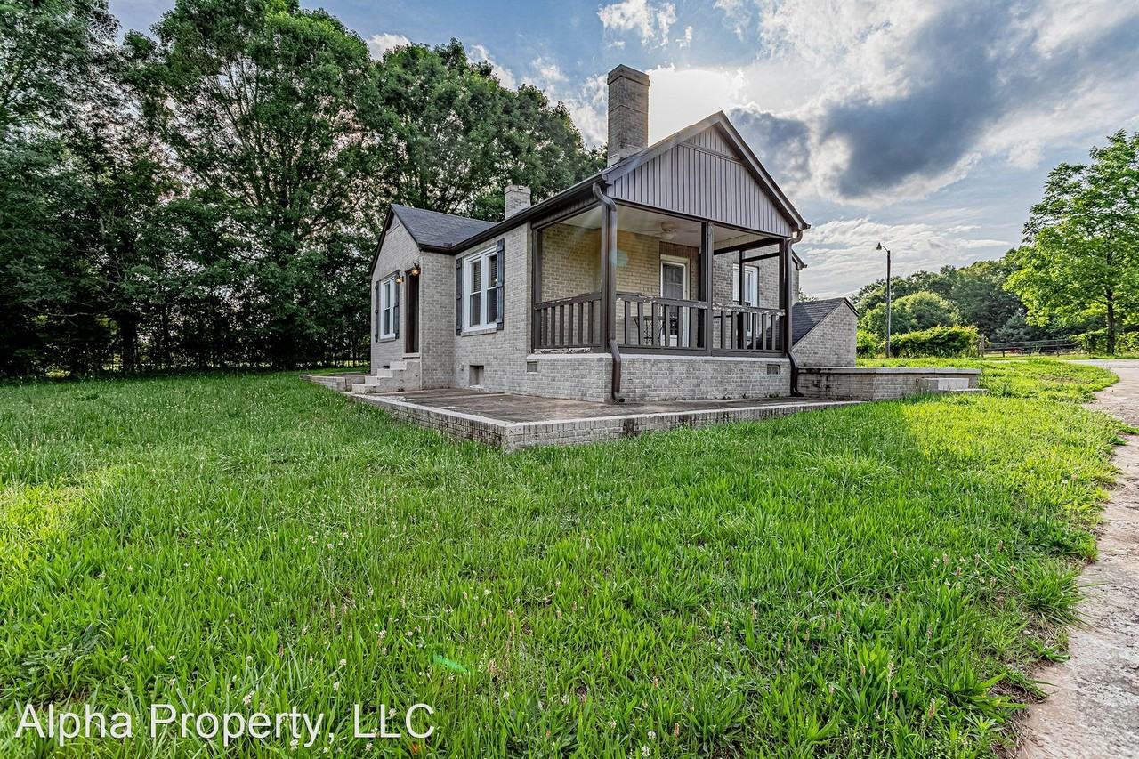 1015 Cely Rd - Photo 2 of 15