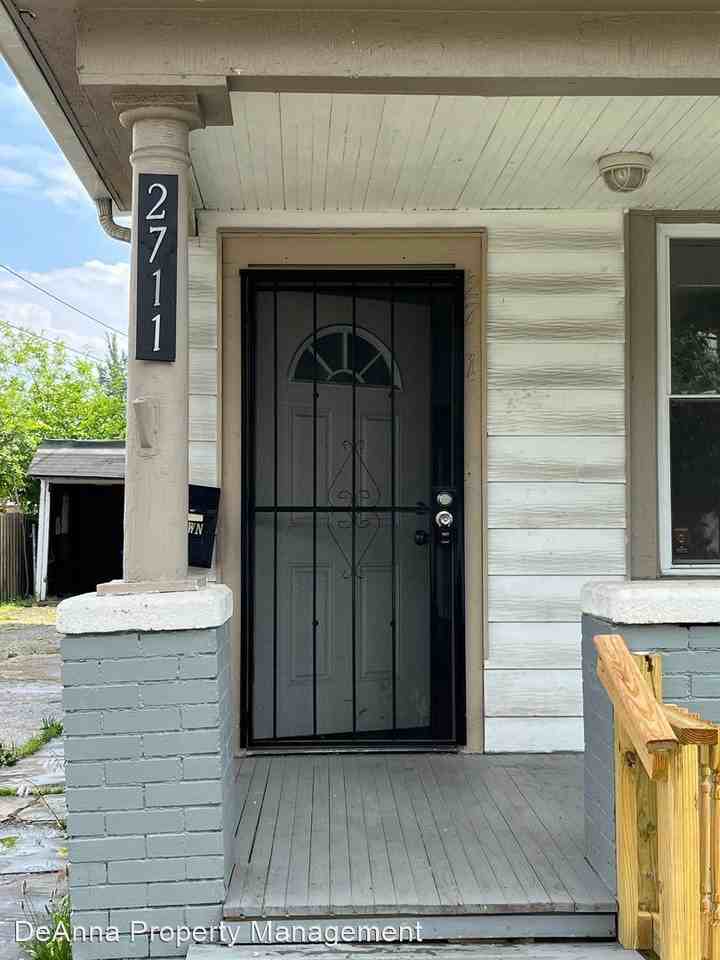 2711 Sackett Ave - Photo 2 of 10