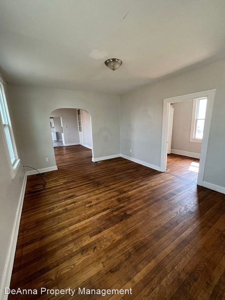 2711 Sackett Ave - Photo 3 of 10
