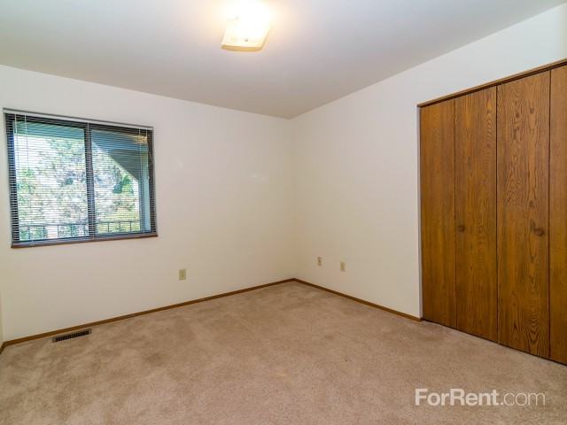 Oaktree Apartments - Photo 3 of 32