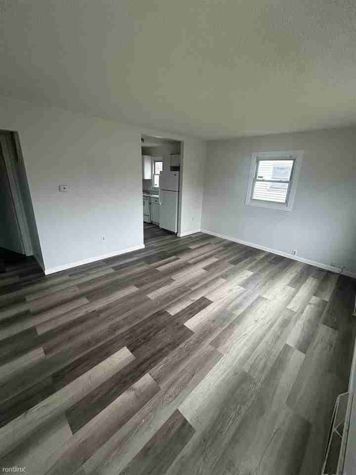 134 N Wellington St - Photo 2 of 5