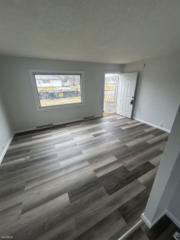 134 N Wellington St - Photo 3 of 5