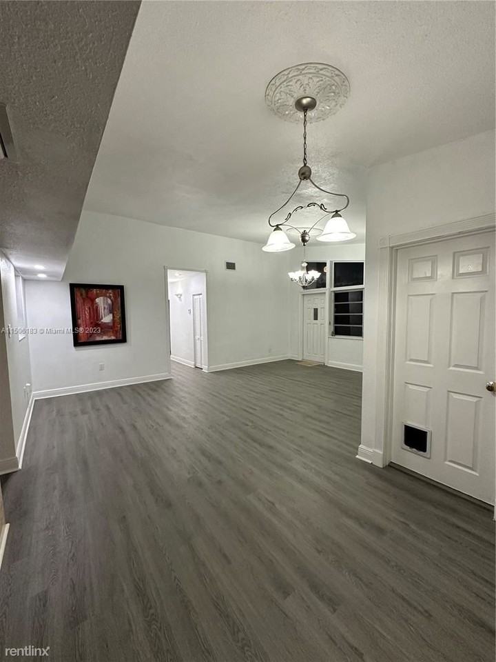 8261 Sw 34th Ter - Photo 3 of 8