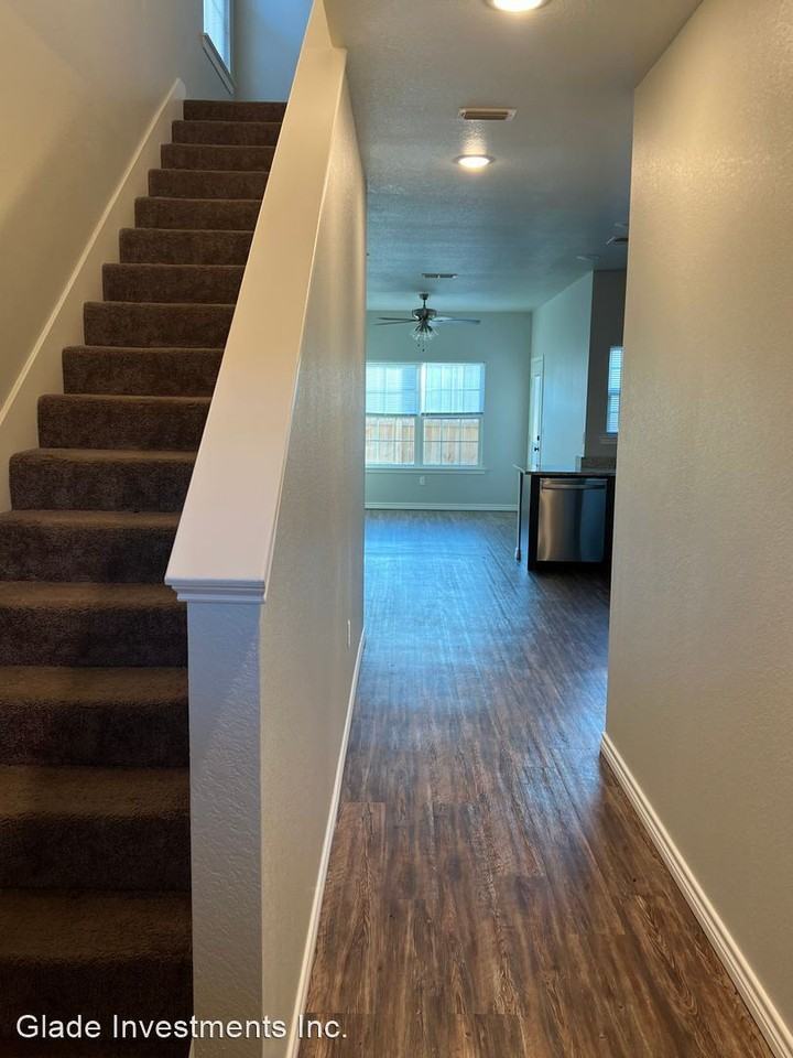 127/129 Village North Circle - Photo 2 of 14