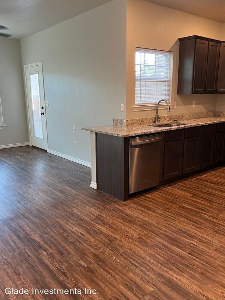 127/129 Village North Circle - Photo 3 of 14