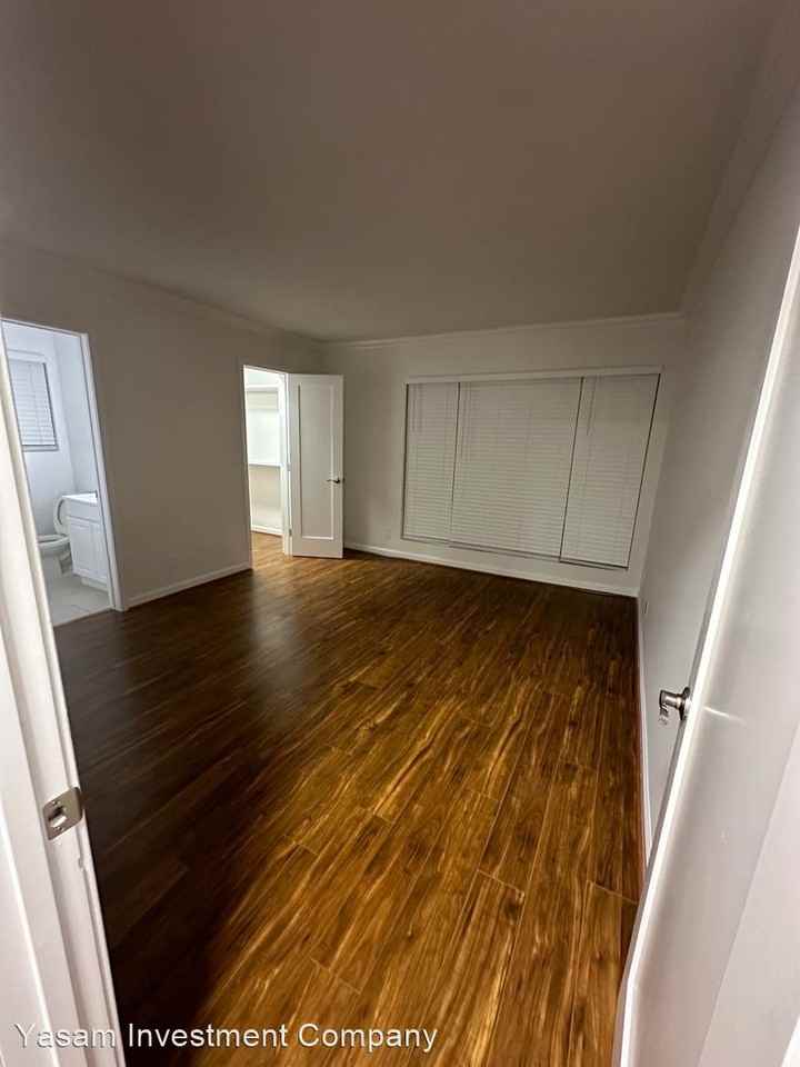 Jewel box in the heart of Brentwood. Walkers paradise. Extra large remodeled units with many amenities. - Photo 3 of 18