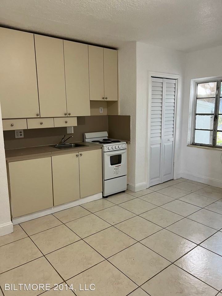 930 SW 6th Street - Photo 2 of 6