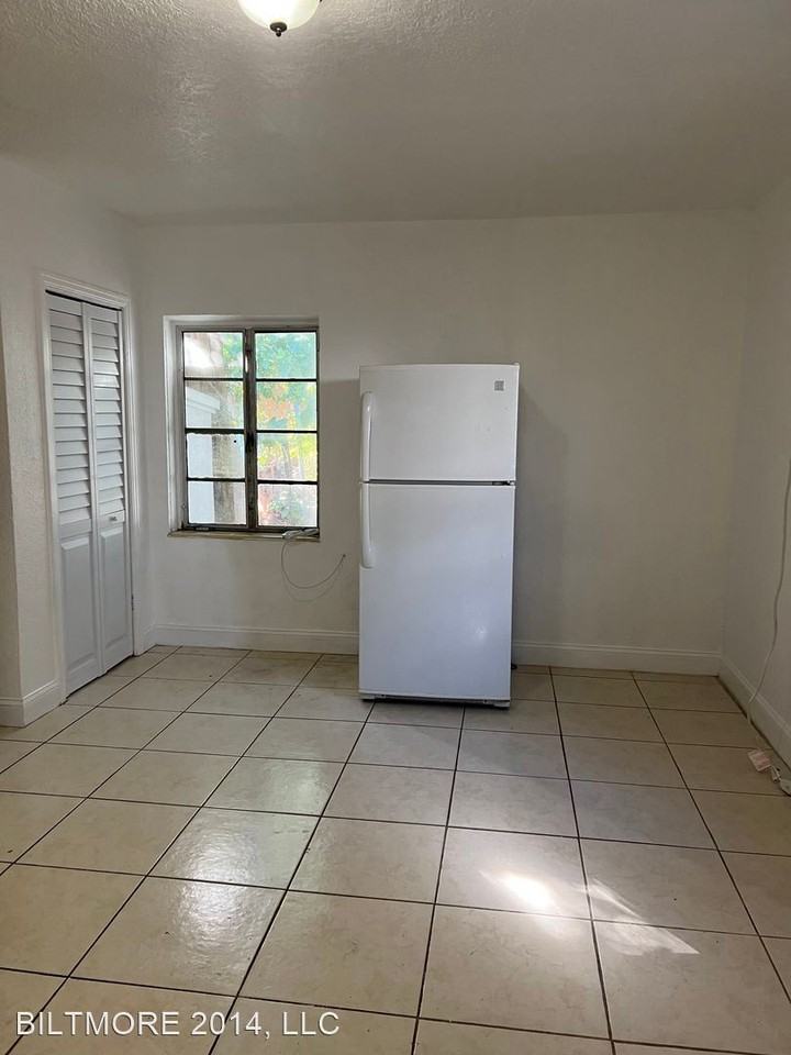 930 SW 6th Street - Photo 3 of 6