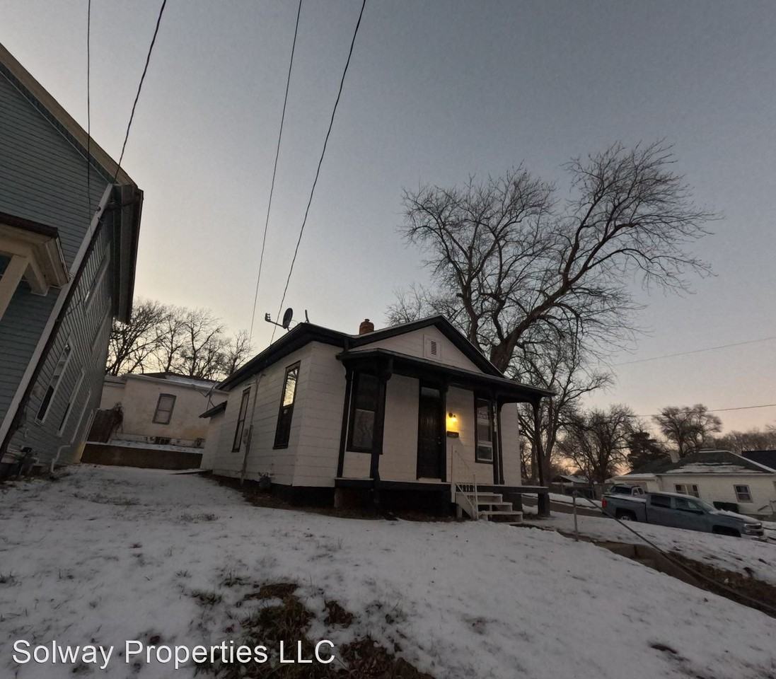 1725 Center St - Photo 2 of 13