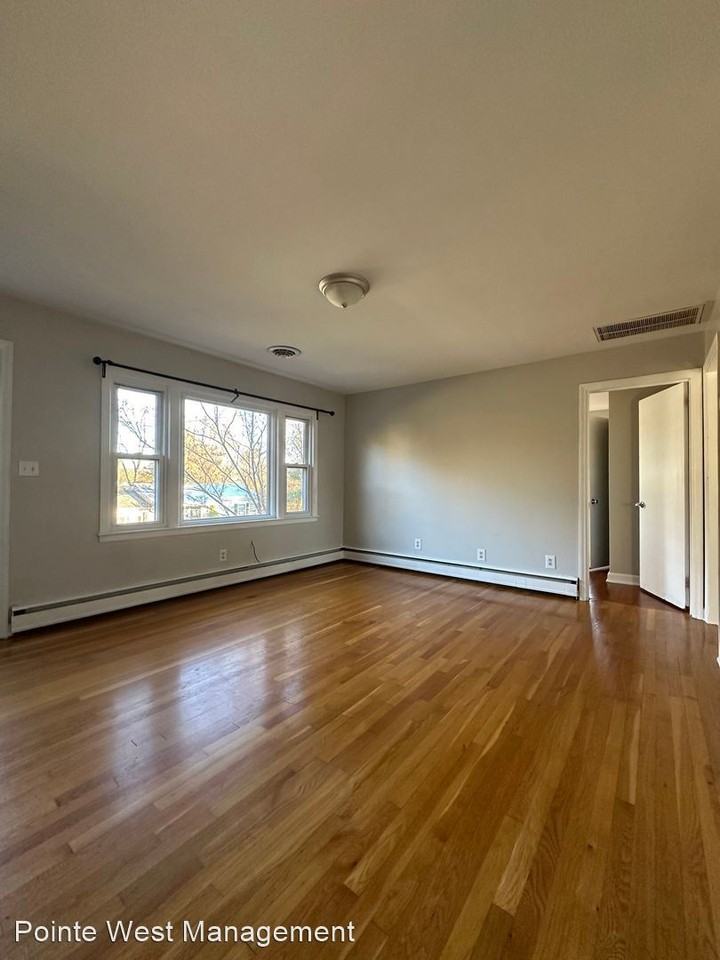 1017 Montgomery St - Photo 3 of 10