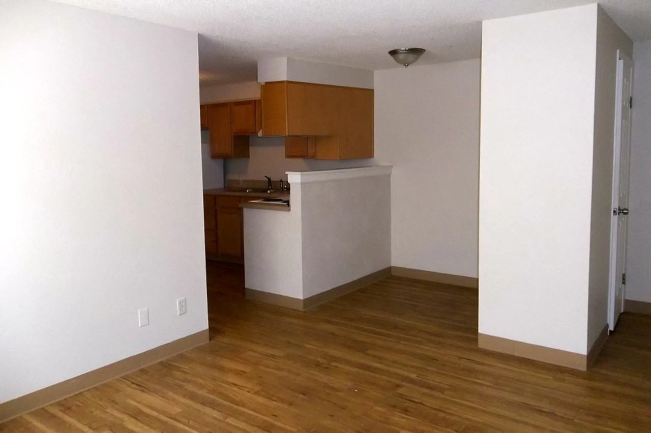 113 W Myrtle St - Photo 3 of 8