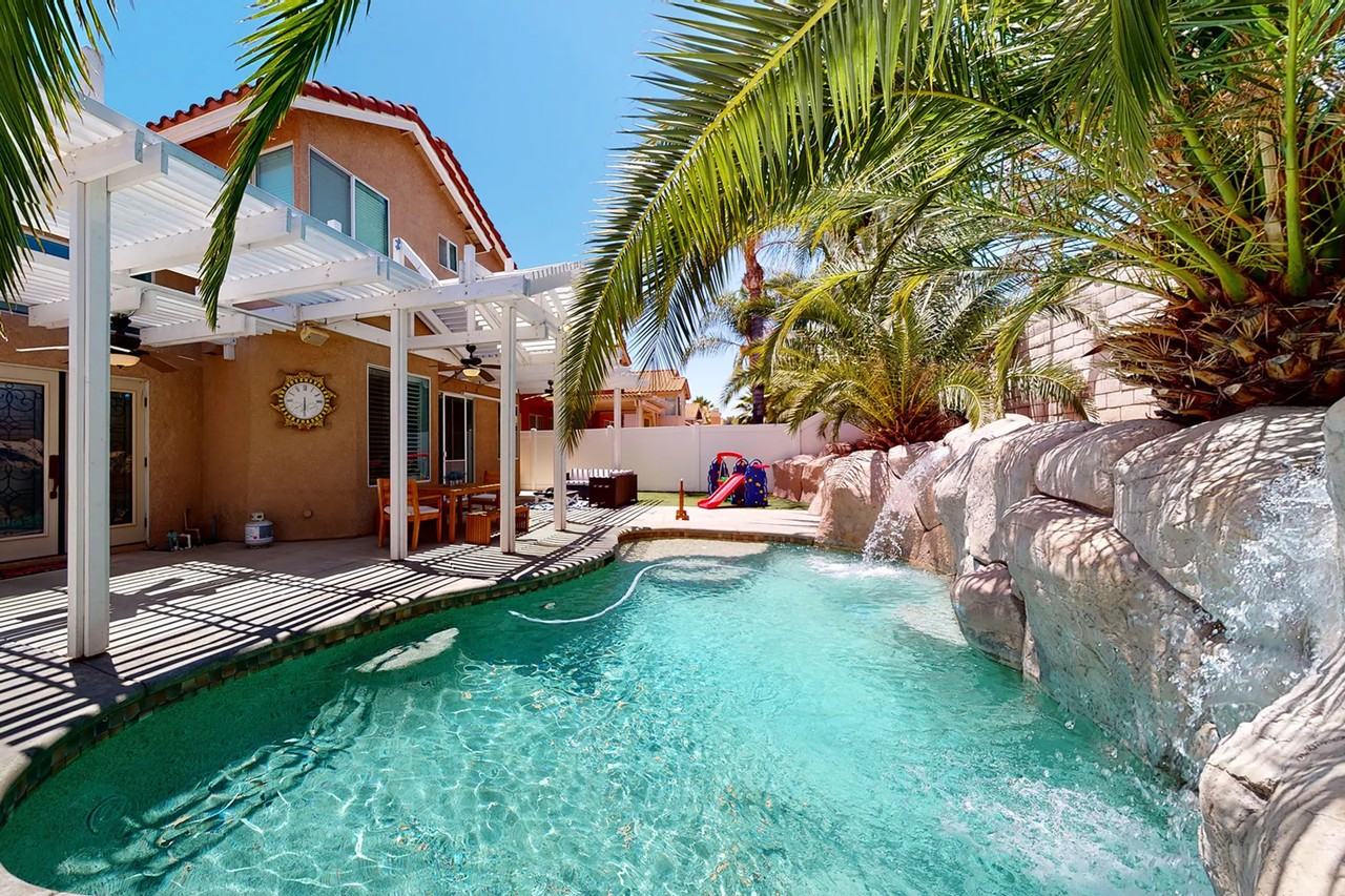 3071 Hampshire Cir - Photo 3 of 39