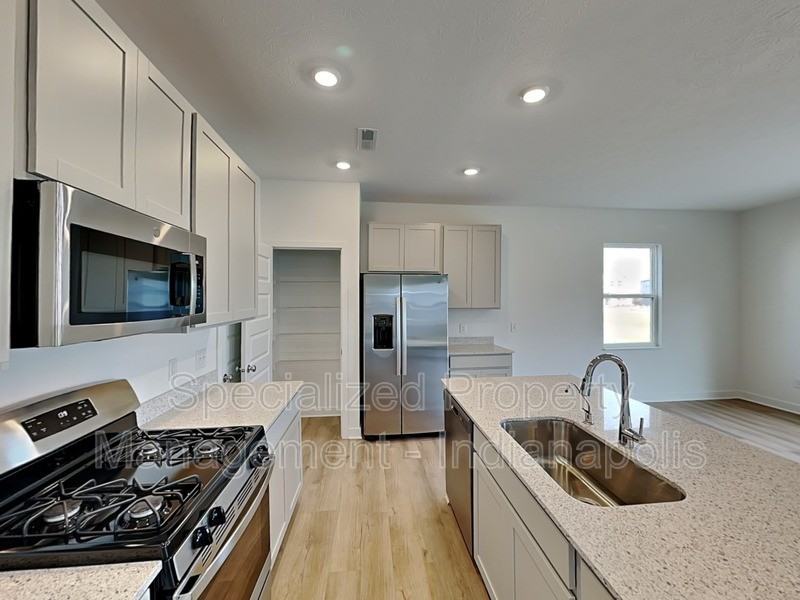 747 Oxford Ln - Photo 2 of 26