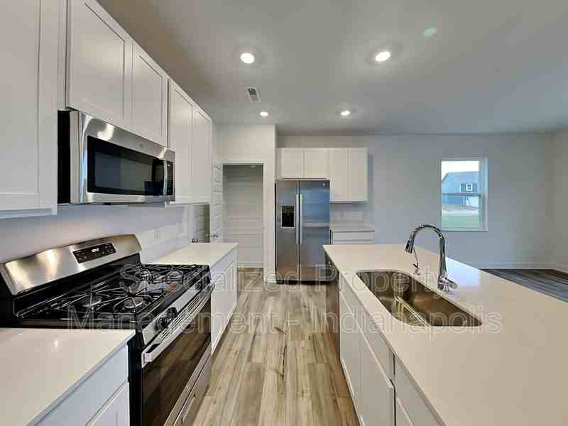 757 Oxford Ln - Photo 2 of 25