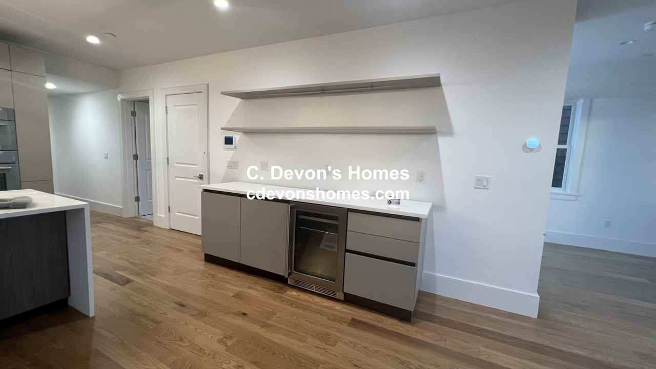 726 E 8th St #3 - Photo 2 of 11