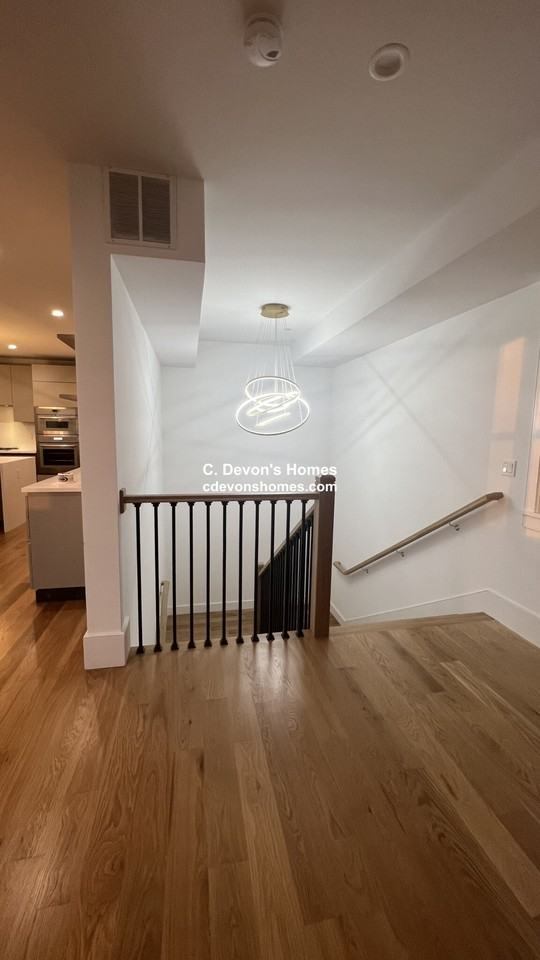 726 E 8th St #3 - Photo 3 of 11