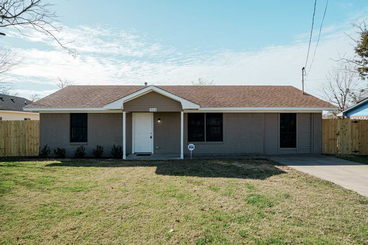 1706 Dellis St - Photo 2 of 27
