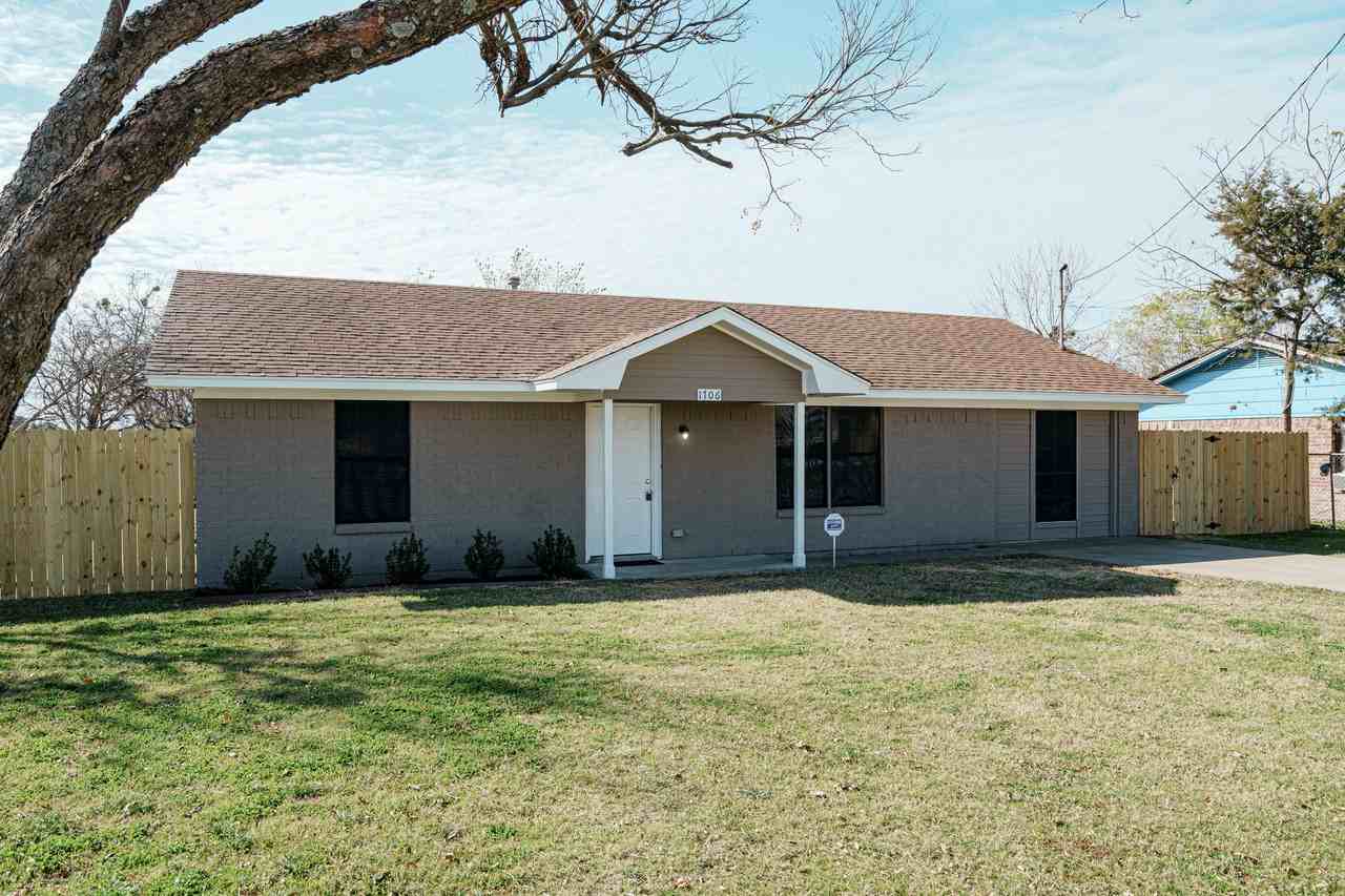 1706 Dellis St - Photo 3 of 27
