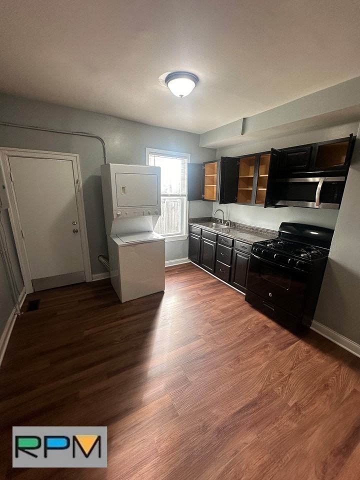 1521 Barclay St - Photo 3 of 9