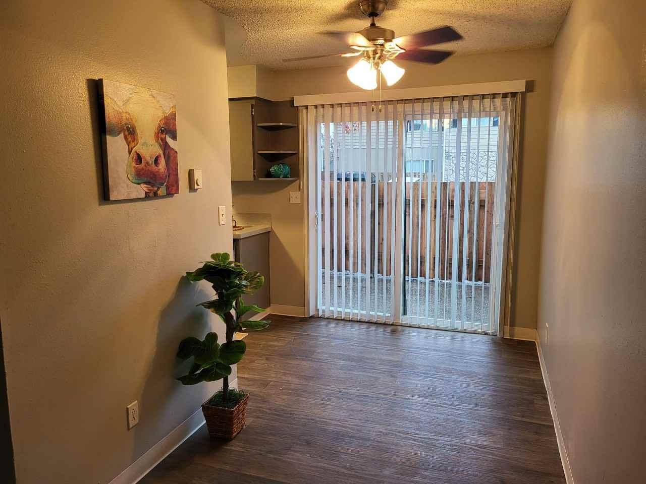 Townhouse Square Apartments - Photo 7 of 28