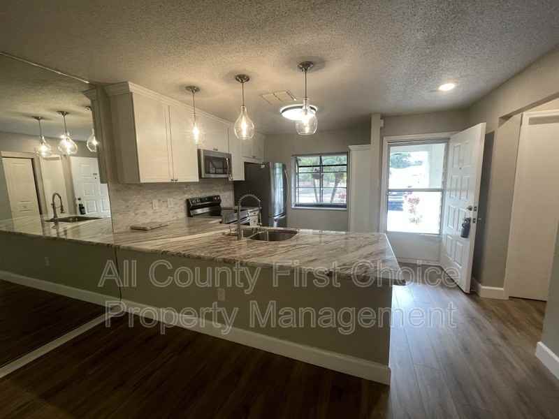 7633 Piping Rock Ct - Photo 4 of 18